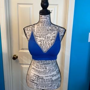 Women’s sports bra with adjustable straps